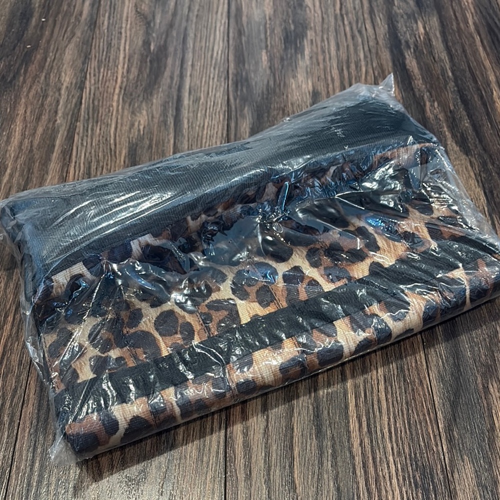 NWT- Harveys Leopard Print Seatbelt Crossbody Bag- Rare! - Picture 3 of 5